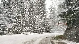 Нова снежна покривка в Смолянско в края на април