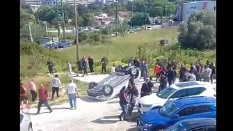 „Изпотрошени коли и телесни повреди“: Таксиметрови шофьори нападнаха Uber в Гърция (видео)