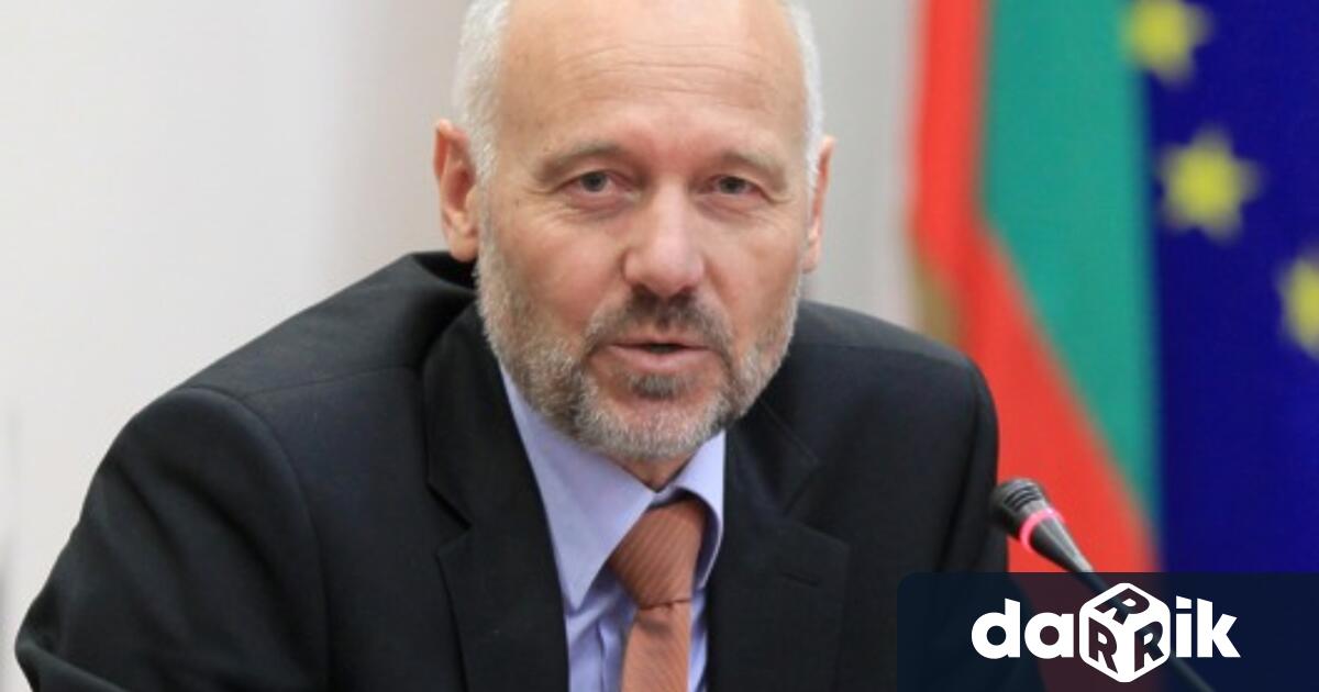 Тодор Тагарев е роден в гр Стамболийски Завършил е МГ