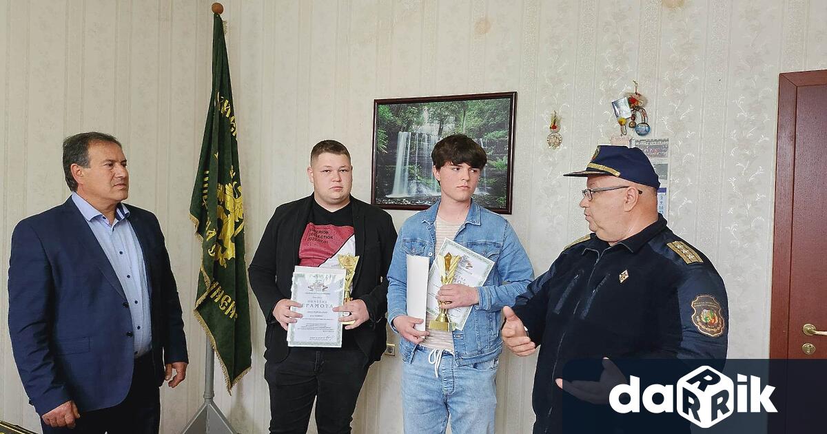 Две 19 годишни момчета бяха отличени с грамоти за проявена храброст