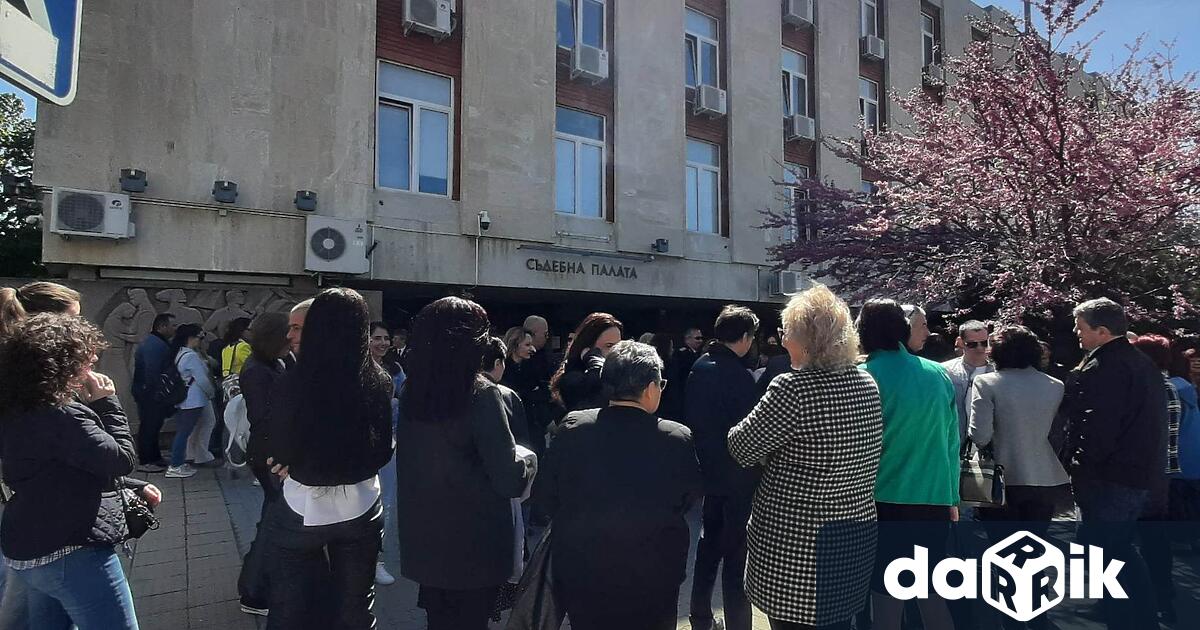 На мълчалив протест пред Съдебната палата в Сливен излязоха прокурори