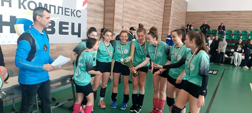 Второ място в България за девойките от ПМГ „Проф. Емануил  Иванов“ на финали на ученически игри по волейбол 2022 – 2023 г.
