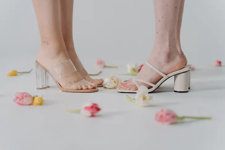 Защо белите сандали са толкова популярни?