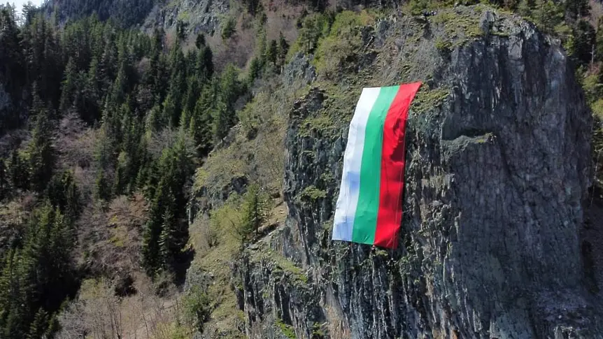 Националният флаг ще краси „Орлова скала” край Смолян за Гергьовден