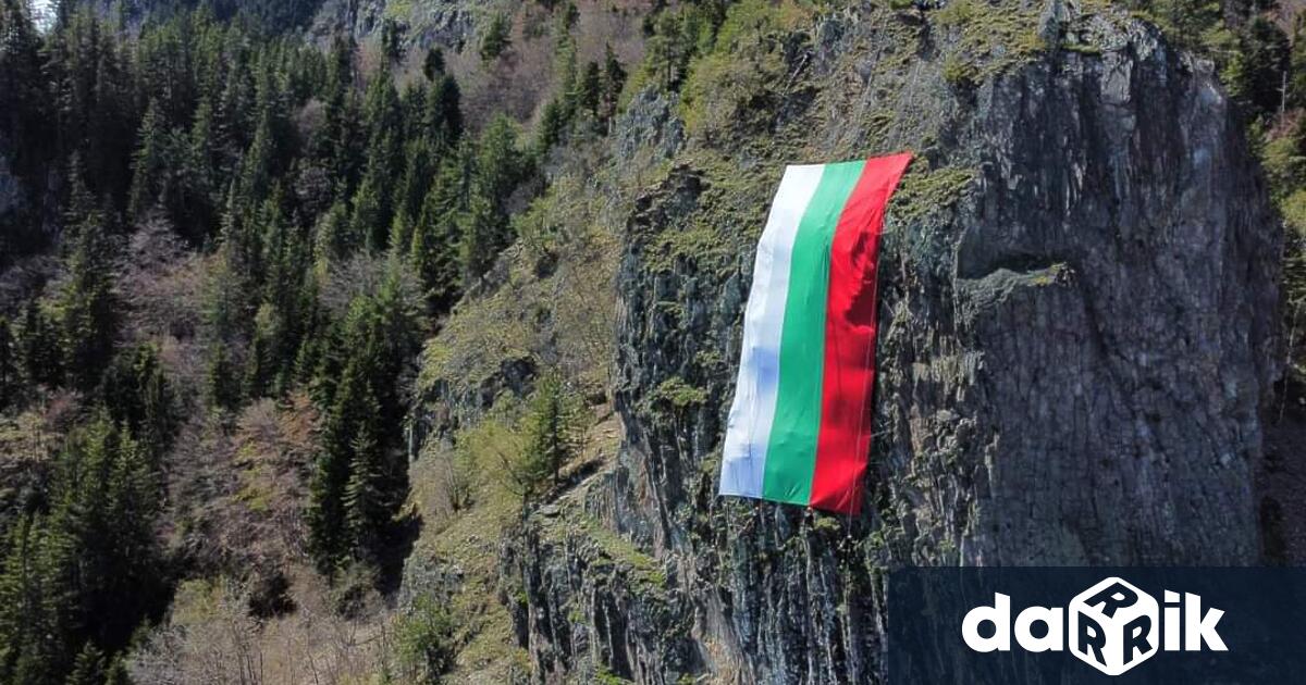 Националният флаг ще краси Орлова скала край Смолян по случай