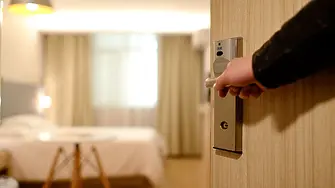 Хотел в Халкидики записвал клиентите със скрити камери в стаите 