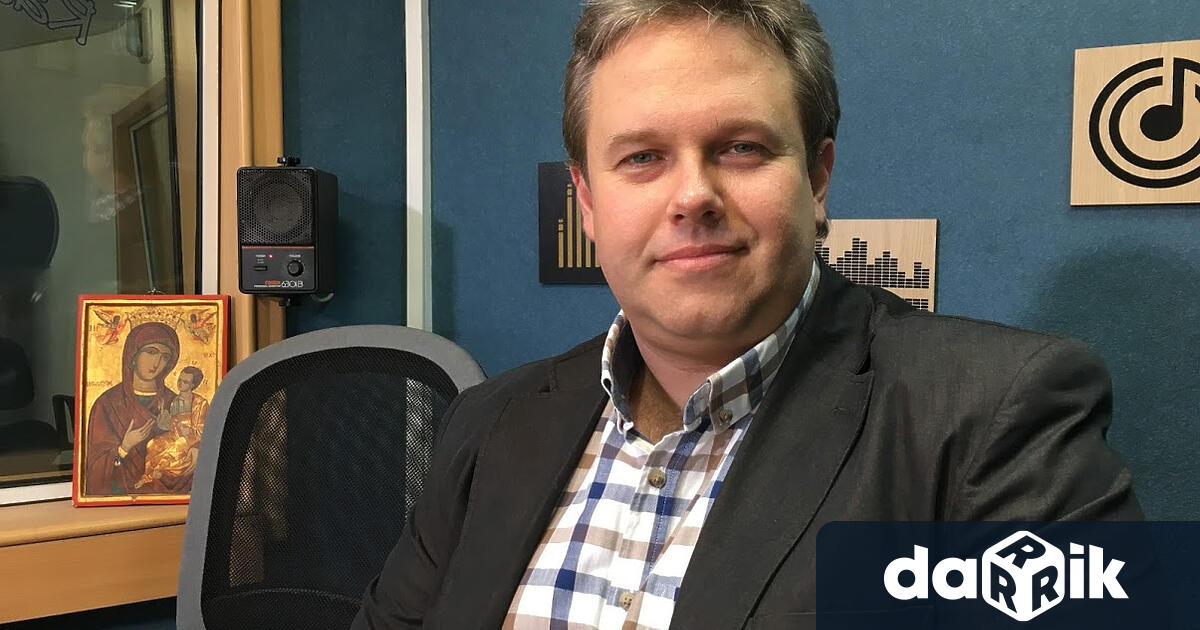 Александър Илиев Йоловски е магистър по политология от Софийски университет