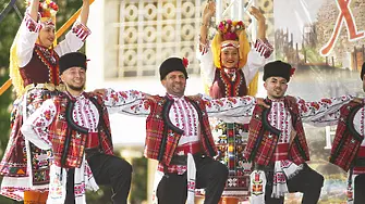 Над 300 танцьори се изявиха на Третия национален фолклорен фестивал „Хорцѐто на Дефилето“ в Мездра