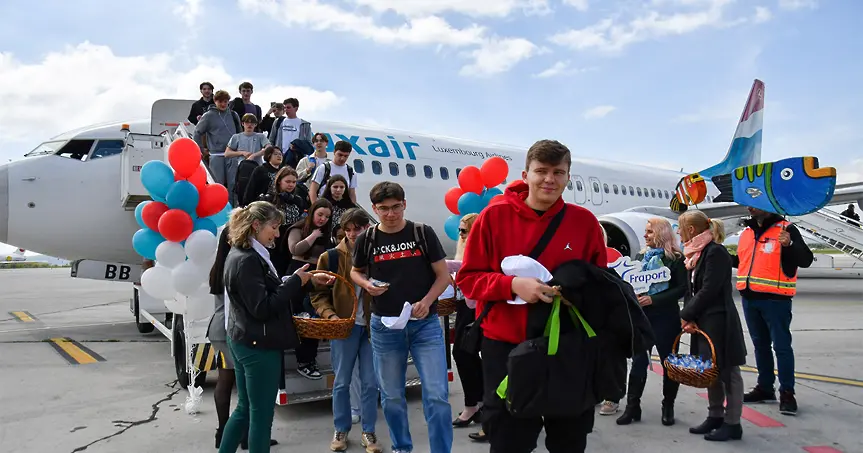 Летище Варна посрещна първия за сезона полет с организирани туристи (СНИМКИ)
