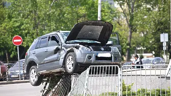 Джип се качи върху оградата на метростанция в София, след удар с друг автомобил 