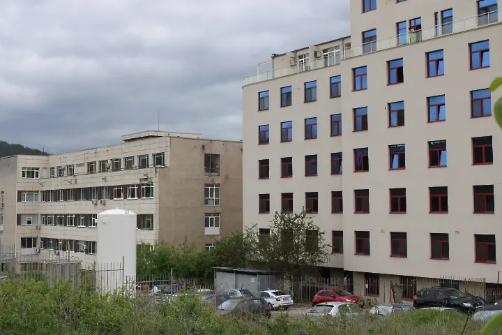 Мъж скочи от 6-ия етаж на болница в Благоевград и загина