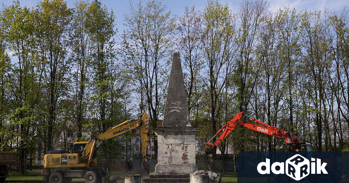 Русия е започнала разследване, след като Полша демонтира паметник на