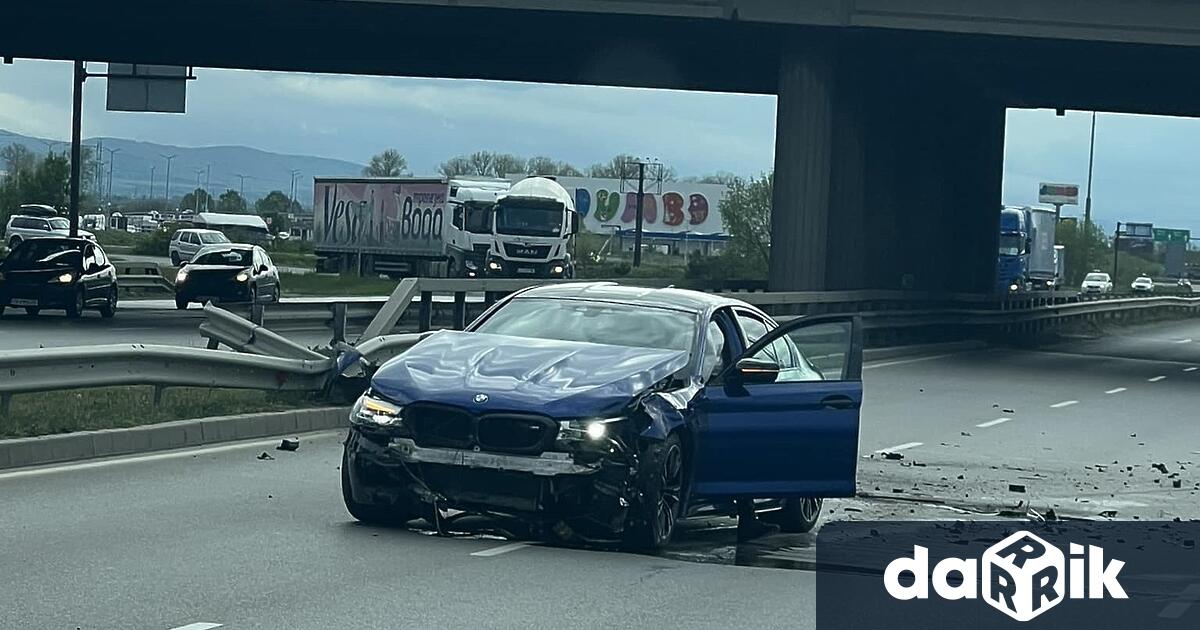Три коли са се ударили при верижна катастрофа в София