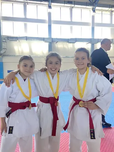 15 златни медала спечели Шотокан Карате Клуб Мак Доналд от турнир в Сърбия