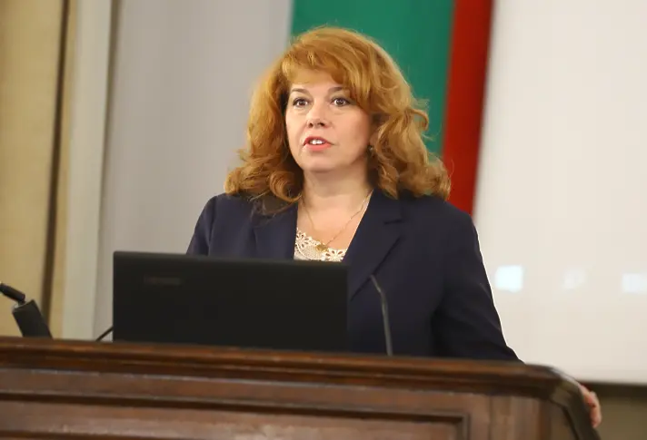 Йотова: Най-важното условие да започнем преговори с РСМ е да впишат българите в Конституцията си