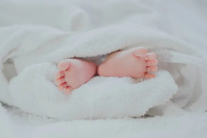 В Обединеното кралство се роди първото бебе, създадено от ДНК на трима души