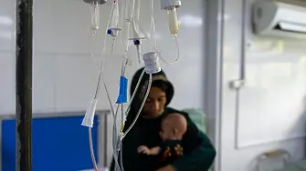 „Нищо не можем да направим, освен да гледаме как децата ни умират“: Здравеопазването в Афганистан става все по-критично