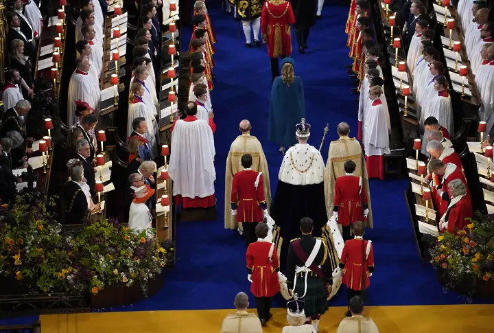 Крал Чарлз III преминава покрай бившите министър-председатели на Обединеното кралство, докато напуска Уестминстърското абатство след церемонията по коронясването