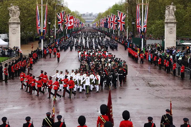 Военната процесия се движи по The Mall към Бъкингамския дворец