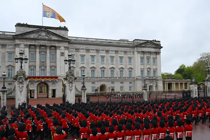 Гвардейците от редиците на Coldstream застават на пост пред Бъкингамския дворец по време на коронацията