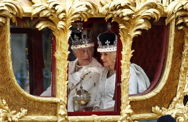 Крал Чарлз III и кралица Камила пътуват в златната държавна карета, построена през 1760 г. и използвана при всяка коронация след тази на Уилям IV