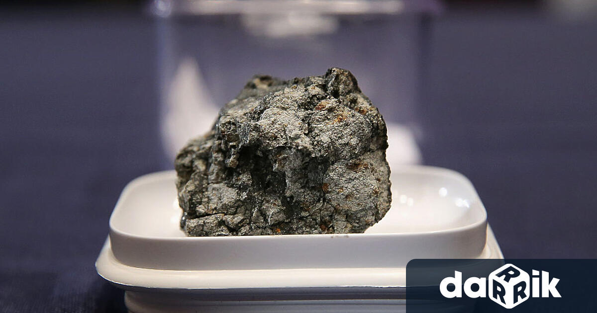 Метален къс, за който се смята, че е метеорит, проби