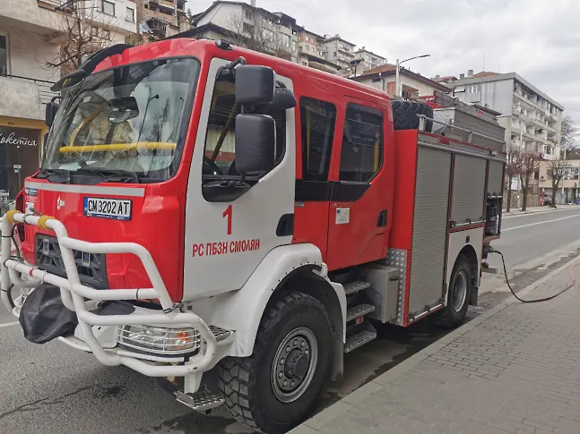 Пожарникари от Девин и Пампорово гасиха пламнала къща в Грохотно