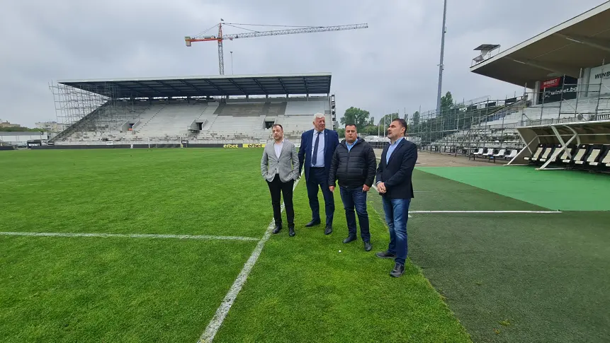 Инспектираха напредъка на строителните дейности на стадион „Локомотив“
