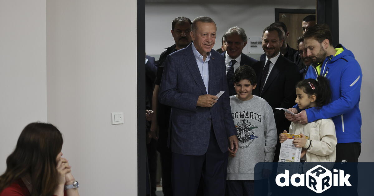Реджеп Ердоган раздаде няколко банкноти на деца в избирателна секция