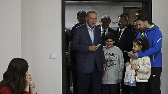 Ердоган раздаде банкноти на деца в избирателната си секция