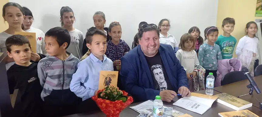Ученици и културни дейци от община Гулянци се срещнаха с потомък на Васил Левски