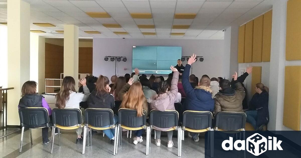 Инспектори от Пътна полиция при ОДМВР Габрово влязоха в класните