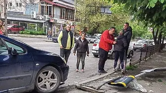 14-годишен подкара кола и отнесе автобусна спирка в „Слатина“