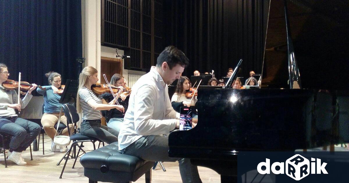 Блестящият пианист Симеон Гошев е солист тази вечер в концерта