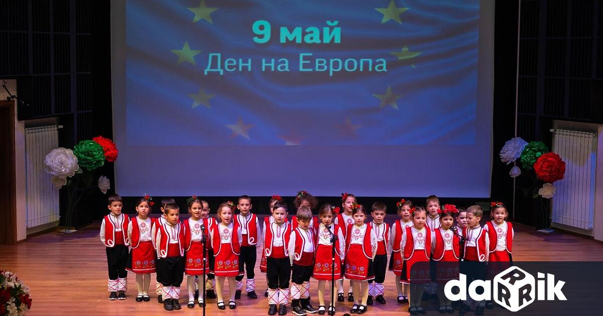 С концерт-спектакъл детска градина “Европейчета отбеляза своя патронен празник.Заместник-кметът Петя