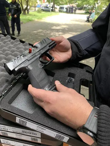 Нови оръжия за полицаите в Бургас 