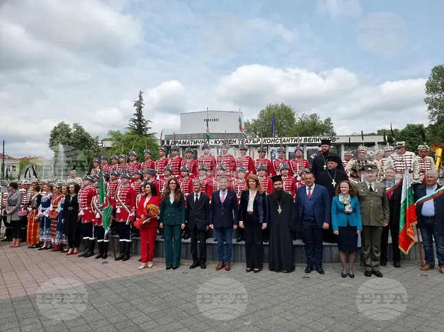 Вицепрезидентът Илияна Йотова присъства на освещаването на знамето на ученически гвардейски отряд в Пазарджик