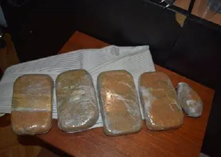 Хванаха трима наркопласьори с почти килограм хероин