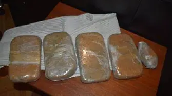 Хванаха трима наркопласьори с почти килограм хероин