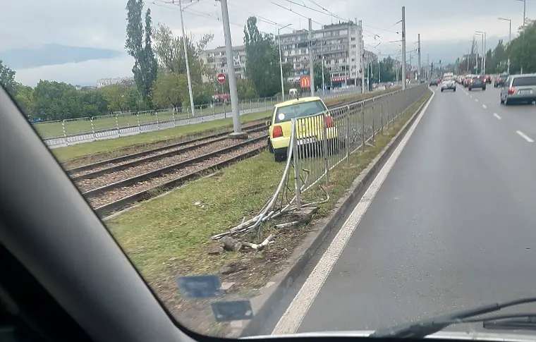 Кола помете трамвайните ограждения на “Ботевградско шосе“