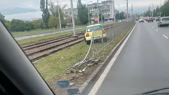 Кола помете трамвайните ограждения на “Ботевградско шосе“