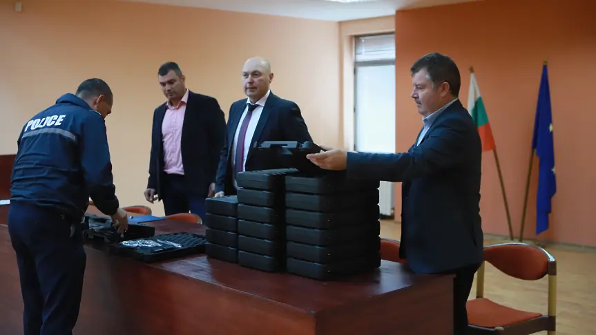 Заместник министър Венцислав Катинов връчи оръжие на полицаи от ОДМВР - Плевен