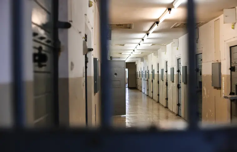 Велкова: Няма възможност заплатите на служителите в затворите да бъдат увеличени