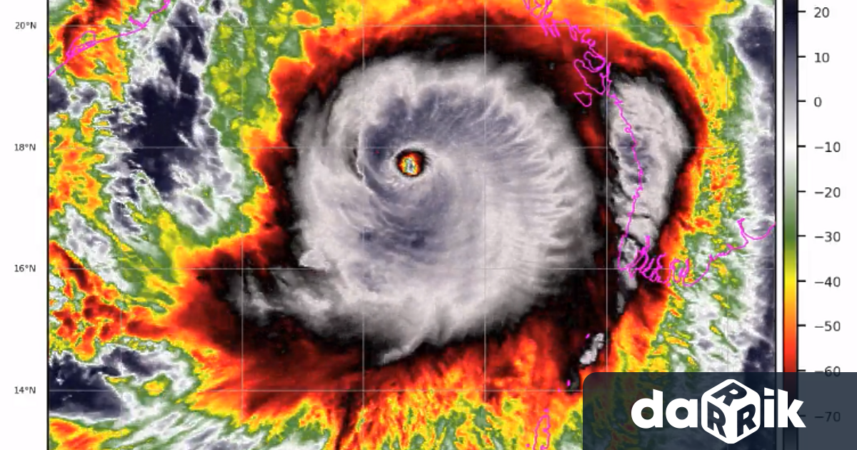 Бурните вълни, предизвикани от урагана “Мока, който се придвижва от