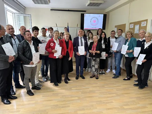 БЧК-Пловдив награди доброволци и кметовете на пострадалите от наводнението села