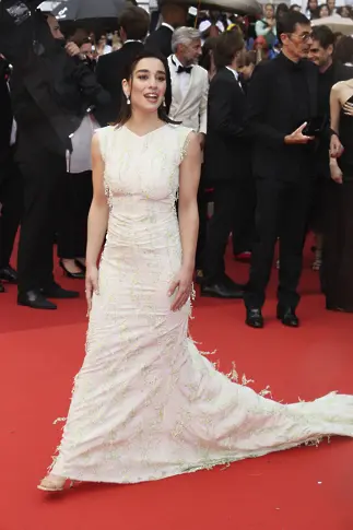 Звездата от "Бял лотос" Симона Табаско е забелязана в аленочервена рокля Lanvin с гол гръб и драматичен шлейф.