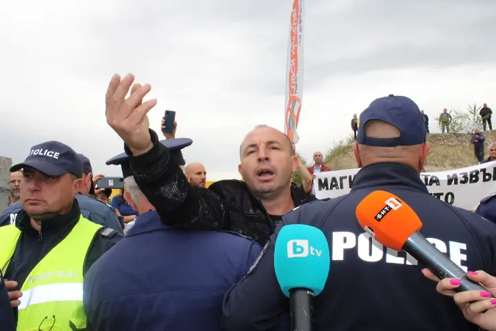 Трима задържани на протеста срещу строежа на магистрала „Струма” край Кресна 