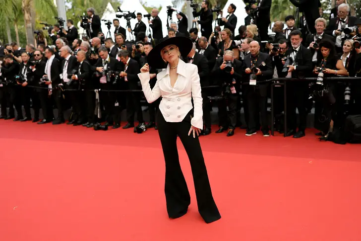 Френската актриса Еманюел Беар беше видяна в шикозен черно-бял двуреден костюм на Balmain.