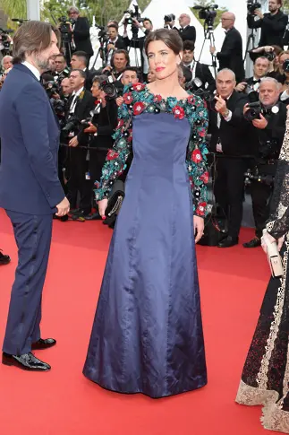 Шарлот Казираги, внучката на принцеса Грейс Кели от Монако, изглежда царствено в тъмносиня модна рокля на Chanel, пълна с детайли с флорални апликации.