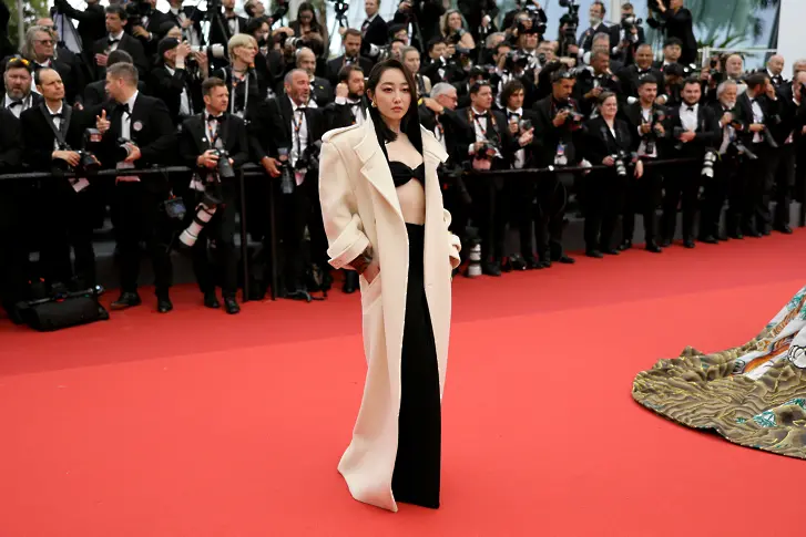 Китайската актриса Джианг Менгджи присъства на премиерата на "Jeanne du Barry" в поразително голямо бяло палто на Saint Laurent.